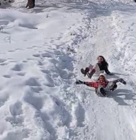 Çocukların karın keyfini tepsi ve bidonlarla çıkardı