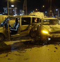 İki araç kullanılamaz hale geldi, sürücülerin burunları bile kanamadı