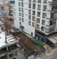 İstinat duvarı çöken bina havadan görüntülendi