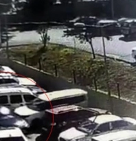 Kalp krizi geçiren sürücü hastane otoparkında 7 araca çarptı