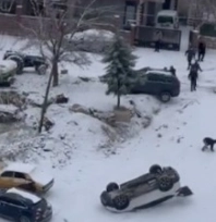 Kayan araç park halindeki aracı devirdi