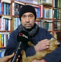 Konteynerde hayata tutunan sahaf, sokak kedilerini yalnız bırakmadı