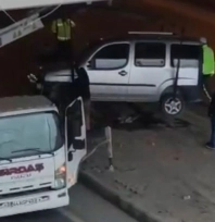 Kontrolden çıkan hafif ticari araç refüje çarptı: 1 yaralı