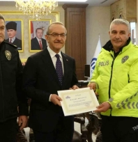 Maçta üşüyen çocuğa çorabını veren polis memuru ödüllendirildi