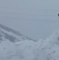 2 bin rakımda dam üstlerinde kar mesaisi