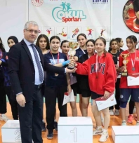 Malatya'da badminton ve futsal il şampiyonları kupalarını aldı