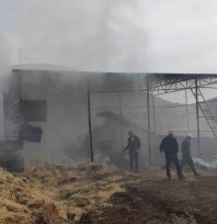 Kıvılcım sıçradı, samanlık alevlere teslim oldu