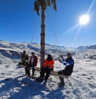 Bin 600 rakımda dondurucu soğuklara aldırış etmediler