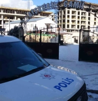 Cami tuvaletinde baygın bulunan genç hastaneye kaldırıldı