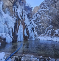 Gürpınar Şelalesi buz tuttu