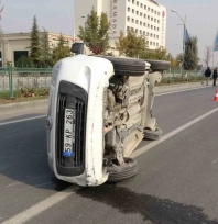 Hafif ticari araç ile otomobil çarpıştı: 3 yaralı