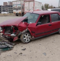 İki araç çarpıştı: 2 yaralı