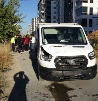 Kamyonet ile elektrikli bisiklet çarpıştı: 2 yaralı