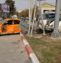 Kamyonet ile ticari taksi çarpıştı 2 kişi yaralandı