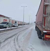 Kar yağışı ulaşımı aksattı