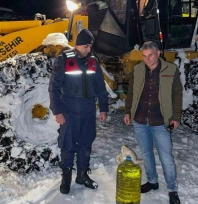 Kardan kapanan yollarda ekipler vatandaşların yardımına koştu