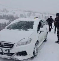 Malatya'da karlı yolda kalan araç ve hasta vatandaşlara büyükşehir ekipleri yetişti