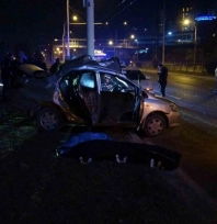 Kontrolden çıkan araç trambüs direğine çarptı: 1 ölü 1 ağır yaralı