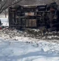 Kontrolden çıkan minibüs kayısı bahçesine uçtu