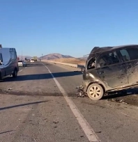 Minibüs ile otomobil çarpıştı: 1'i ağır 3 yaralı