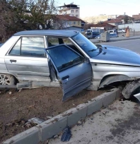 Temizlik aracı ile çarpışan araç refüje çıktı