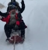 Traktör arkasında karda sörf' yaptılar hem eğlenceli hem de tehlikeli anlar yaşadılar
