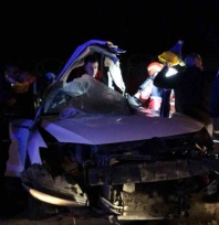 Trambüs direğine çarpan araç kağıt gibi dağıldı: 1'i ağır 2 yaralı