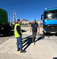 Hemzemin geçitte tren tıra çarptı