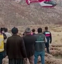 Uçuruma yuvarlanan şahsın helikopterle sevk anları kamerada