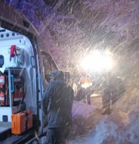 Yolda mahsur kalan vatandaşları belediye ekipleri kurtardı