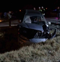 Yük treni hemzemin geçitte otomobile çarptı: 5 yaralı