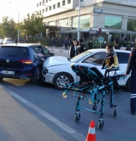 İki otomobil çarpıştı  1 kişi yaralandı