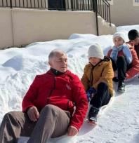 Poşetlerle kayarken sucuk mangala doydular