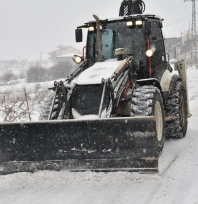 Yeşilyurt'ta karla mücadele aralıksız sürüyor