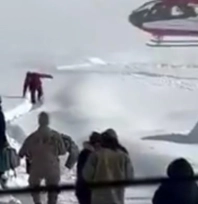 Yolu kapalı mahallede hastalanan bebek, helikopterle hastaneye ulaştırıldı