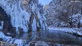 Gürpınar Şelalesi buz tuttu