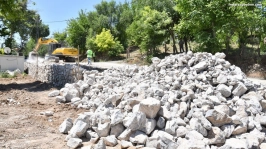Yeşilyurt Belediyesi'nden Şahnahan'a taş duvarla güvenli yol