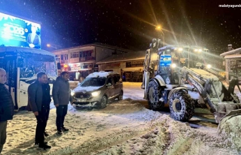 Akçadağ'da kar mesaisi aralıksız devam ediyor