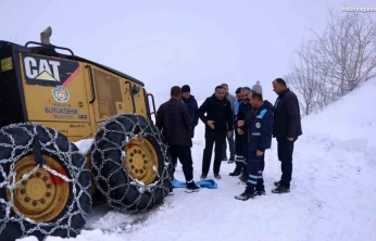 Akçadağ'da kar nedeniyle yoldan çıkan iş makinesi kurtarıldı