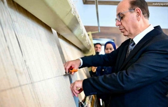 Başkan Geçit, halı dokuma kursunda kesim törenine katıldı