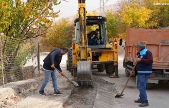 Battalgazi Belediyesi Çamurlu Mahallesi'nde asfalt yama çalışması yaptı
