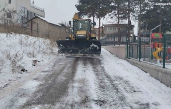 Battalgazi Belediyesi'nden okul bahçelerinde kar temizliği