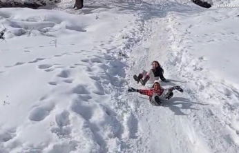 Çocukların karın keyfini tepsi ve bidonlarla çıkardı
