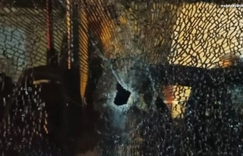 Çok sayıda yolcunun bulunduğu otobüse silahlı saldırı anı kamerada