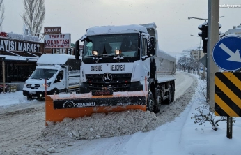 Darende Belediyesi'nin karla mücadele çalışmaları sürüyor