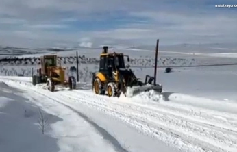 Darende Belediyesi'nin karla mücadele çalışmalarını aralıksız sürdürüyor