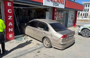 El freni çekilmeyen araç eczaneye girdi