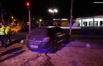 Hafif ticari araçla çarpışan otomobil kaldırıma çıkarak durabildi: 1 yaralı