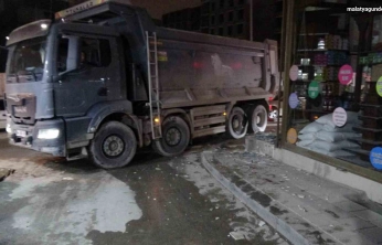 Hafriyat kamyonunun patlayan lastiği iş yerinin camlarını kırdı