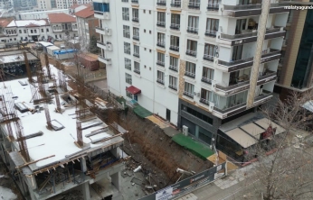 İstinat duvarı çöken bina havadan görüntülendi